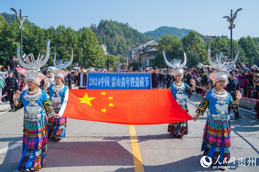 Warga entik Miao memakai kostum tradisional menyertai sebuah perarakan semasa meraikan Festival Guzang dan Tahun Baharu Miao di kaunti Leishan, Provinsi Guizhou, barat daya China. (People’s Daily Online/Yang Qian)