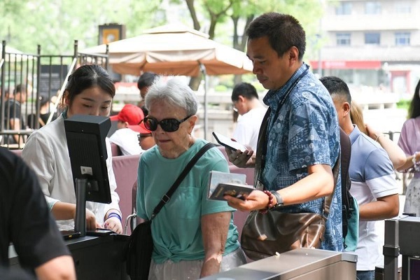 Pelancong antarabangsa menunggu giliran sebelum memasuki kawasan pemandangan Tembok Besar Xi’an. (Foto Xi’an Daily)