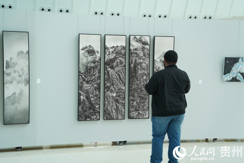 Wartawan asing melawat pameran seni. (People’s Daily Online/Yang Qian)