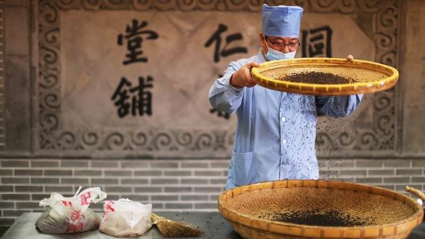 Seorang ahli farmasi sedang memproses ubat Cina tradisional di kilang Syarikat Kumpulan Tongrentang Beijing. (Foto/China Daily)