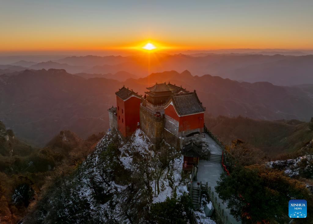 Foto dron ini menunjukkan “puncak emas” Gunung Wudang di bandar Shiyan, provinsi Hubei, tengah China, 29 November 2024. (Xinhua/Cai Yang)