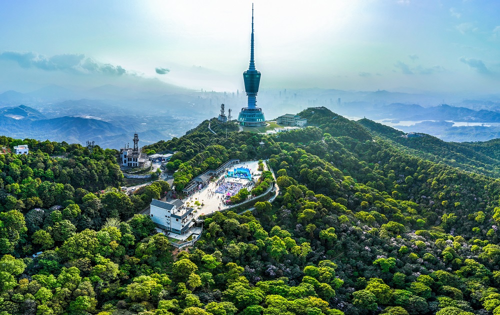 Gambar ini memperlihatkan Menara TV Shenzhen di puncak Xiaowutong, Gunung Wutong, Shenzhen.