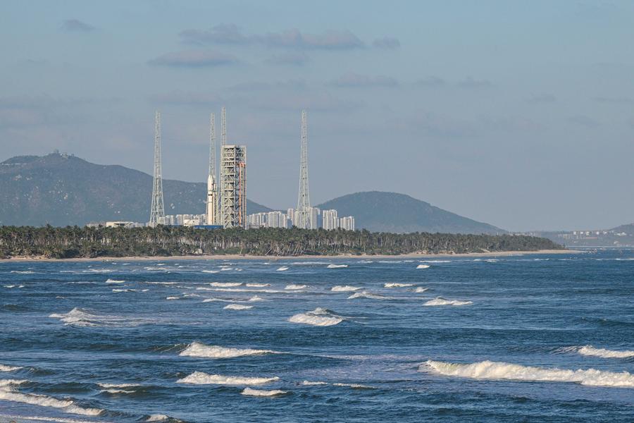 Sebuah roket Long March-12 dilihat di landas No. 2 tapak pelancaran kapal angkasa komersial Hainan, Wenchang, provinsi Hainan, selatan China, 30 November 2024. (Xinhua/Pu Xiaoxu)