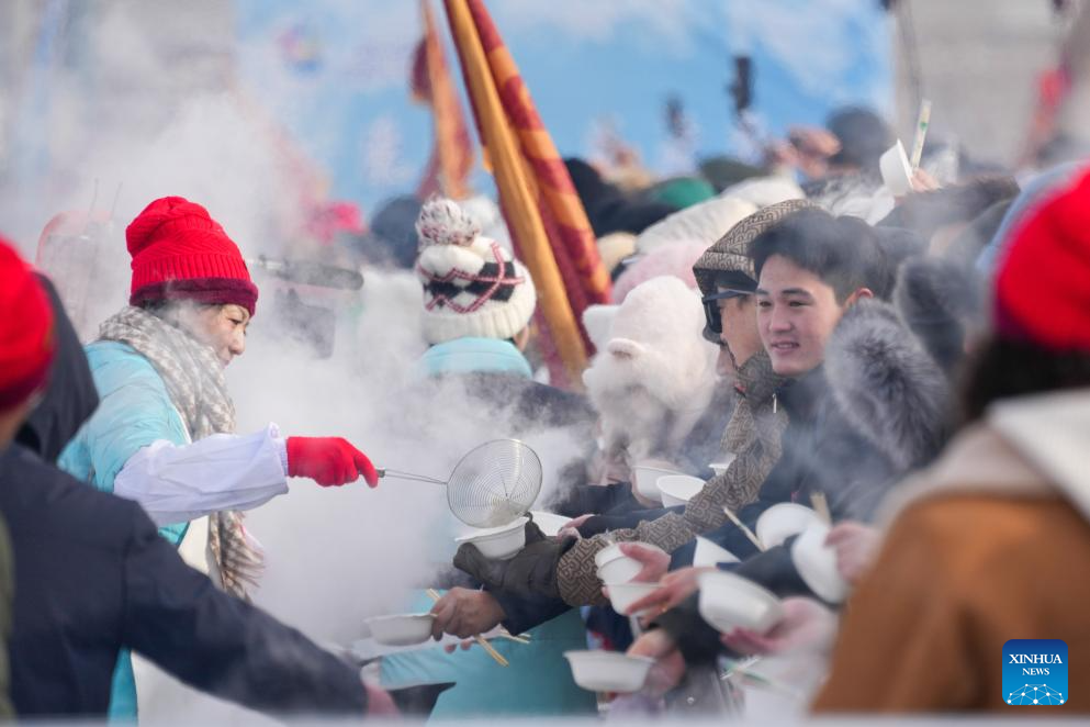 Foto Wang Jianwei ini menunjukkan pelancong sedang mencuba ladu yang dihidangkan segar.