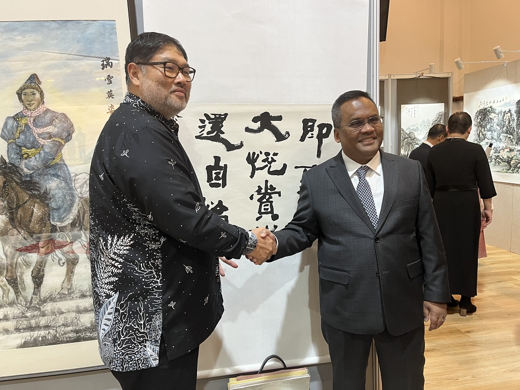 Dato’ Norman Muhamad (kanan) bergambar dengan artis Malaysia. (People’s Daily Online/Yu Liang)