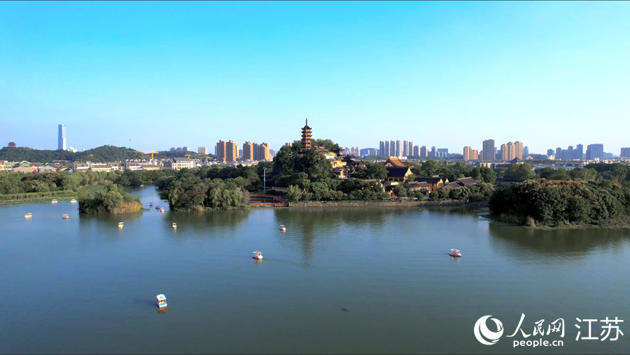 Foto yang diambil dari sudut udara ini memaparkan pemandangan Taman Bukit Jinshan di bandar Zhenjiang, Provinsi Jiangsu, timur China. (People’s Daily Online/Yu Le)