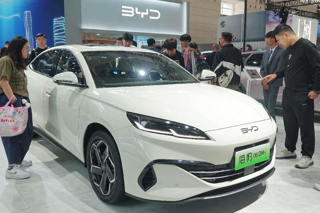 A BYD Seal 06 DM-i yang dipamerkan di Pameran Motor China (Tianjin) 2024 yang diadakan di Tianjin, utara China, pada 3 Oktober. 2024. (People's Daily Online/Tang Ke)