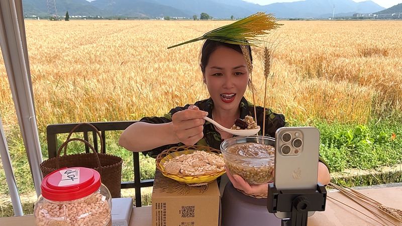 Pengacara siaran langsung mempromosikan gandum menerusi penstriman langsung dari ladang gandum di Mayu, bandar Rui'an, provinsi Zhejiang timur China. (Foto ihsan orang awam)